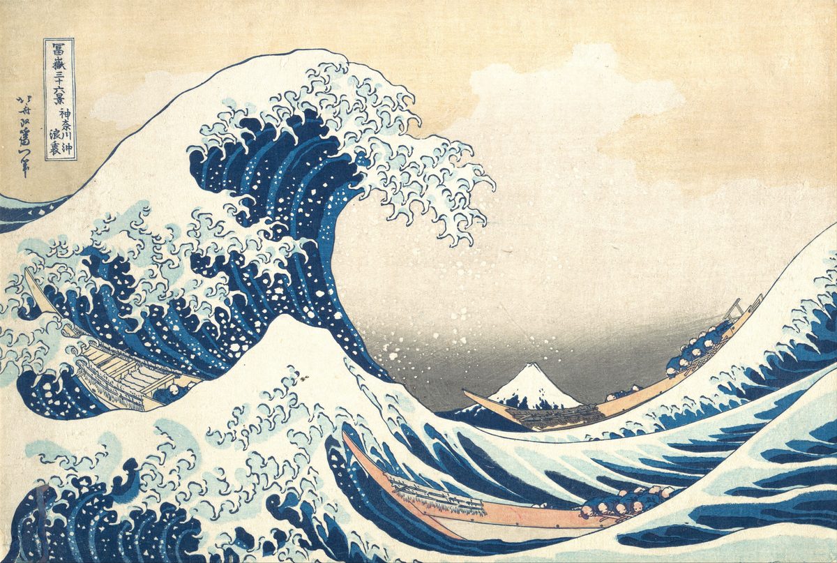 葛飾北斎『冨嶽三十六景 神奈川沖浪裏』。大きく砕ける波の向こうに、小さく富士山が見える多色摺りの版画。