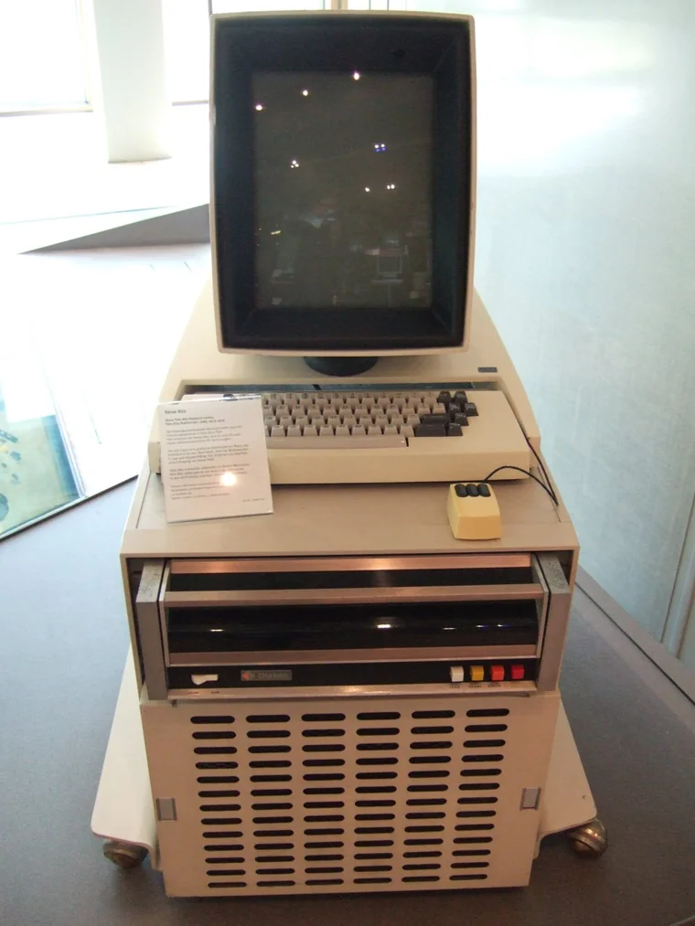 Xerox Alto（1973）の実機。縦長のモノクロ画面、キーボード、マウスが机の上に置かれている。
